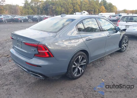 2022 Volvo S60 B5 Black Edition R-Design/B5 R-Design z USA, uszkodzony, nr VIN 7JRL12TM4NG154621